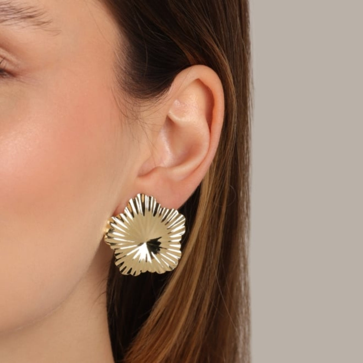 Brinco de Flor Dourado Bella