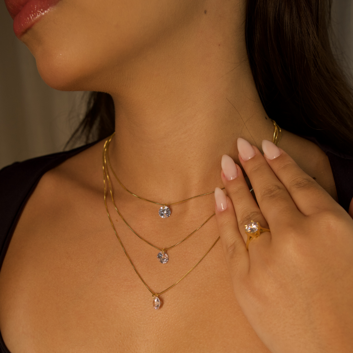 Colar Dourado Triplo com Zircônias Brilhantes